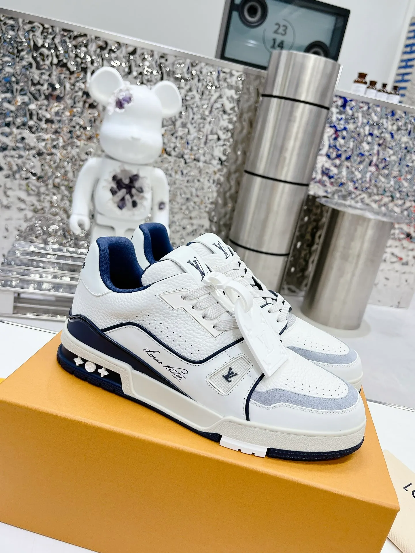 👟👟Ex-factory price 840👟👟 LV top version 2023 new model. Purchasing quality LV~Louis Vuitton Lv TRAINER's best-looking sneakers, Donkey Brand strongly recommends new products, official website limited edition retro basketball sneakers! Both high-cut and low-cut products cost money to purchase an accurate 1:1 replica of the original version. The details are invincible and full of sincerity. The imported and customized original cowhide leather is the same as the original version. The details are 100% restored. The private model customizes the original one-piece T👟👟 ex-factory price U outsole. It is different from other brands. Without the original version, this effect cannot be achieved!    Men's and women's models 35-40 39-45 (45 and 46 are customized and cannot be returned or exchanged)